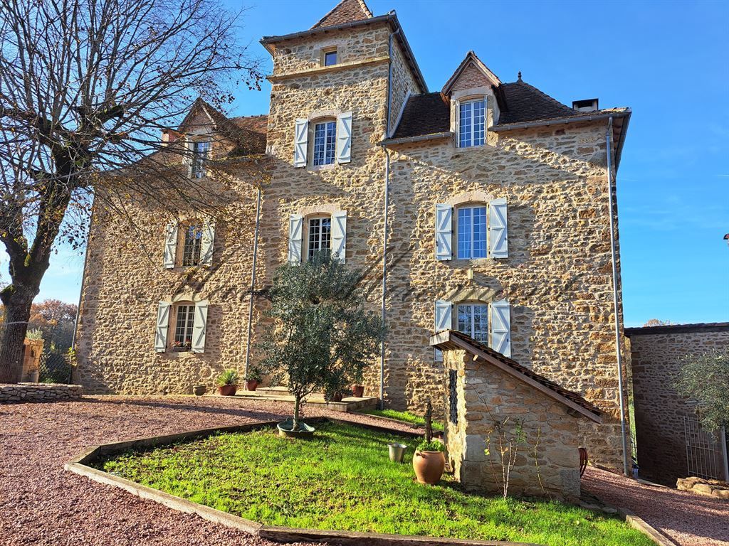 property 25 rooms for sale on FIGEAC (46100)